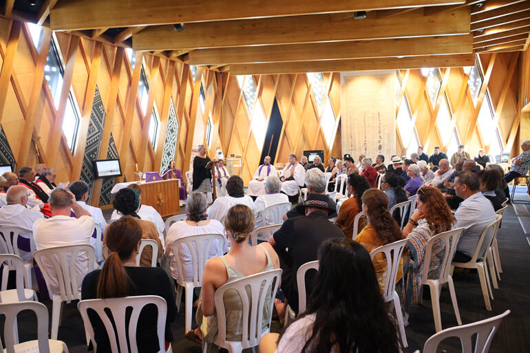 Te Rūnanganui delegates join in Eucharist worship in Te Whare Hononga in Ngāmotu.